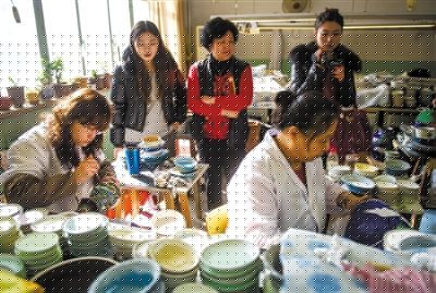昨日，游客在觀看景泰藍制作。