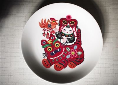 具有剪紙風(fēng)格的刻瓷作品。