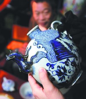 “樊家井”是景德鎮(zhèn)中低端仿品生產(chǎn)和批發(fā)基地，圖為仿元青花鳳首壺。